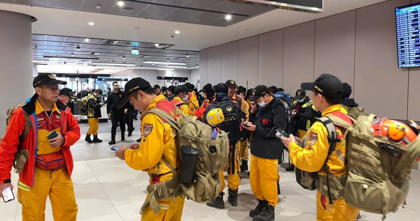 台灣搜救隊於稍早抵達土耳其，伊斯坦堡機場爆出如雷掌聲歡迎這些英雄到來。（圖／翻攝畫面）