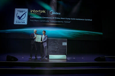 Klaus Herrmann (left), Chief Certification Manager of Intertek Electrical China, and Robin Luo, GM of DX Product Company, Midea MBT, attended the certificate awarding ceremony