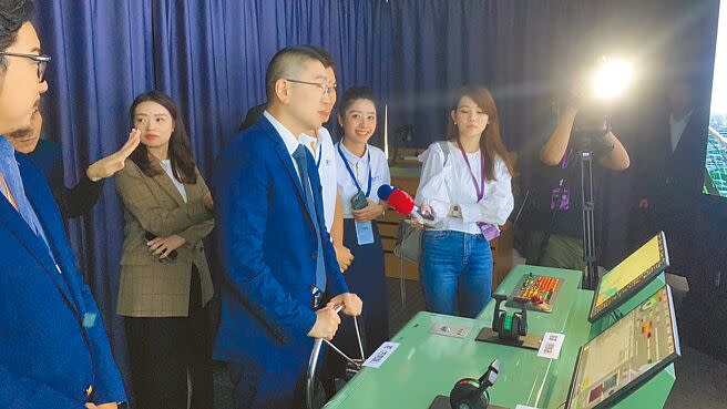 基隆市長謝國樑（前左二）11日參訪萬海位於深圳的子公司，除了解航運產業也實際體驗貨輪航行的模擬器。（徐佑昇攝）