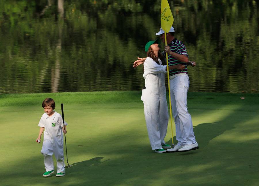 Aber nicht nur Tiger Woods hat seine Familie mitgebracht. US-Star Jimmy Walker (r.) hat seine Frau Erin als Caddy dabei. Sein Sohn versucht sich als Golfer