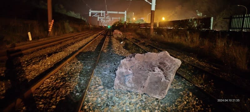 台鐵445次普悠瑪號列車10日晚間在花蓮和仁段遭落石擊中導致列車出軌，車上約載有200名乘客，所幸無人受傷。（中央社／民眾提供）