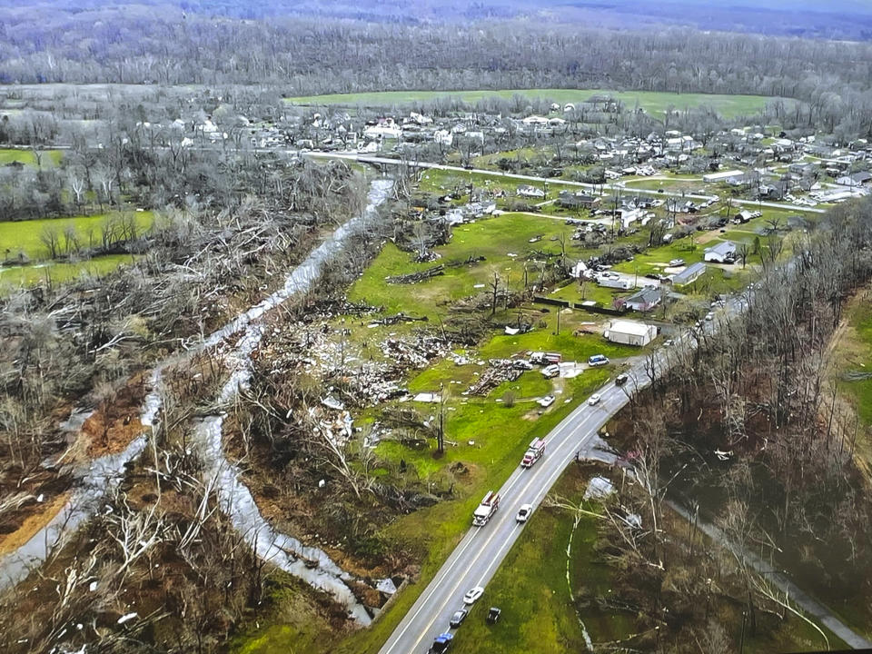 Esta fotografía proporcionada por la Patrulla de Caminos de Missouri y tomada con un dron muestra los daños causados por un tornado que azotó el sureste de Missouri el miércoles 5 de abril de 2023. (Patrulla de Caminos de Missouri vía AP)