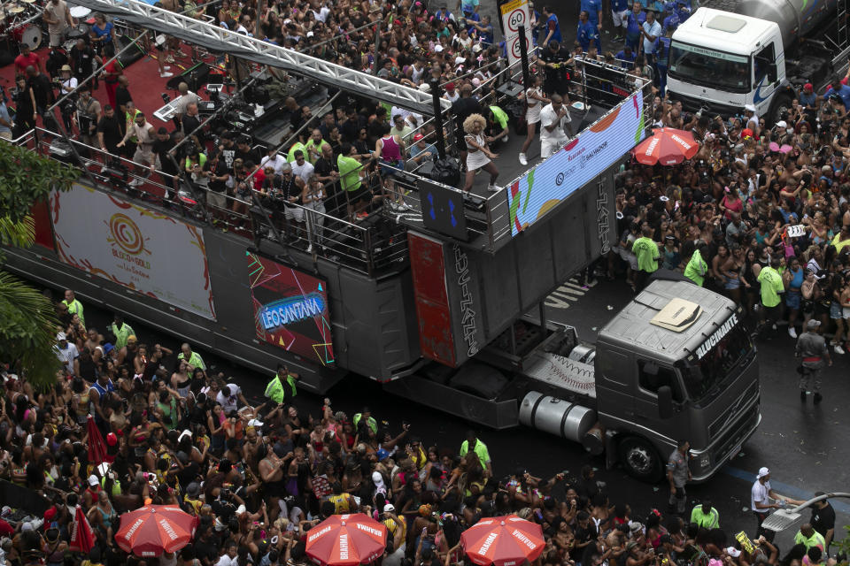 El cantante brasileño Leo Santana actúa sobre un camión de sonido, conocido como trío eléctrico, durante la fiesta precarnaval "Bloco da Gold", en Río de Janeiro, Brasil, el 27 de enero de 2024. Los enormes vehículos son una innovación brasileña que amplificó la música y la eliminó los puestos de primera fila, haciendo el Carnaval más accesible. (AP Foto/Bruna Prado)