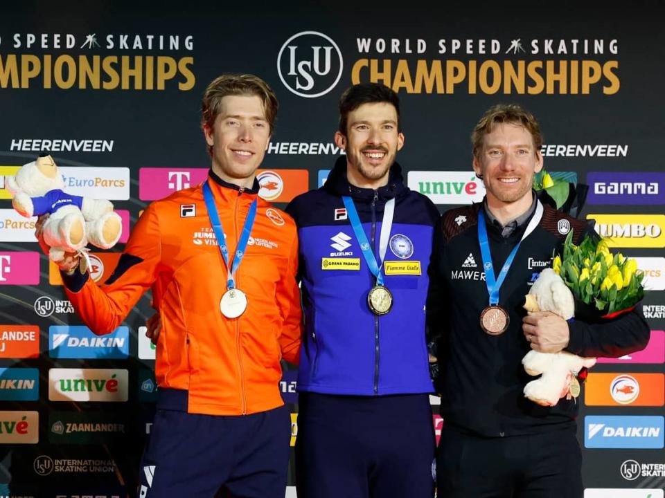 Canada's Ted-Jan Bloemen, right, earned bronze in the men's 10,000-metre event Sunday at the the ISU World Speed Skating Championship in Heerenveen, Netherlands. (Piroschka Van De Wouw/Reuters - image credit)