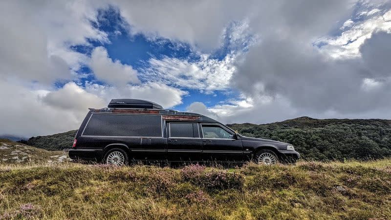 國外夫妻為露營上網購買一輛Volvo 960露營車。