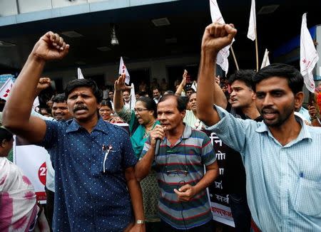 People shout slogans as they attend a protest against what they say are attacks on India's low-caste Dalit community in Mumbai, India, July 27, 2016. Picture taken July 27, 2016. REUTERS/Danish Siddiqui