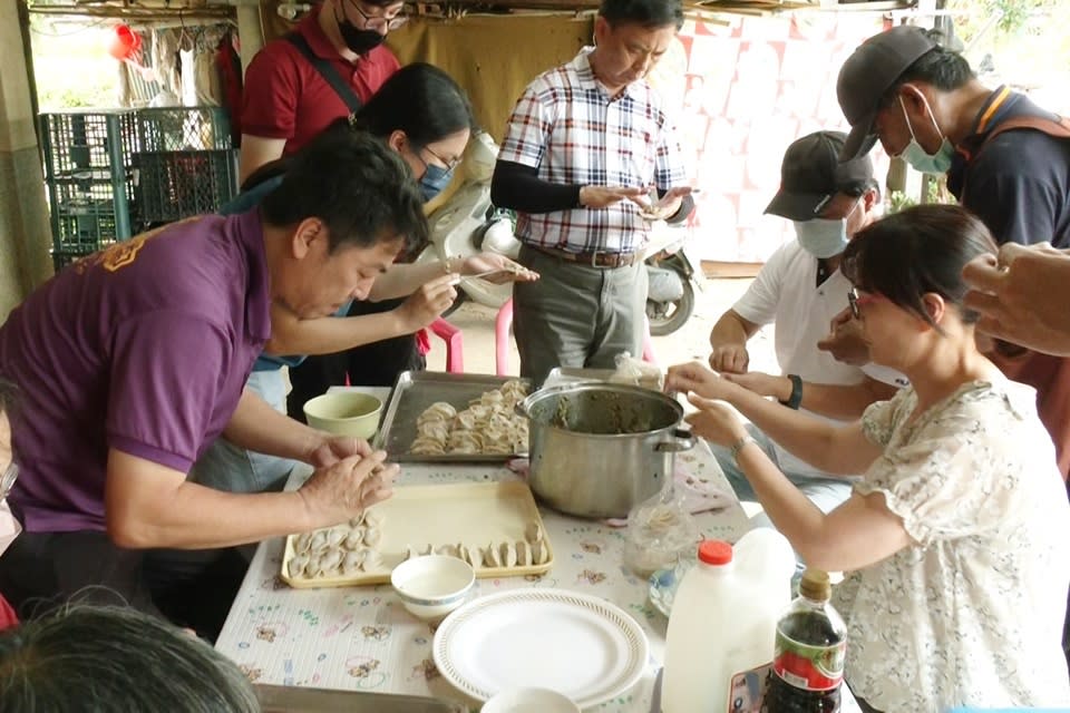 山豬窟休閒農業區推出農遊體驗課程，帶民眾逛菜園認識植物、摘菜備料，接著親手包水餃，收穫滿滿成就感。