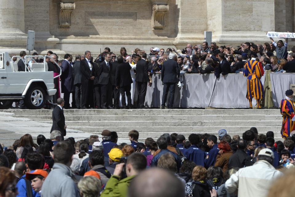 El papa Francisco (c) saluda a los fieles durante su audiencia semanal en la Plaza vaticana de San Pedro el 10 de abril