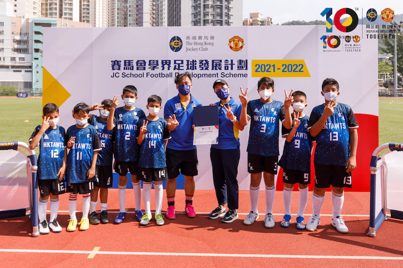 香港道教聯合會雲泉學校足球隊負責老師楊煒強（左六）希望將自己在計劃中所學的帶給就讀一年級的仔仔。