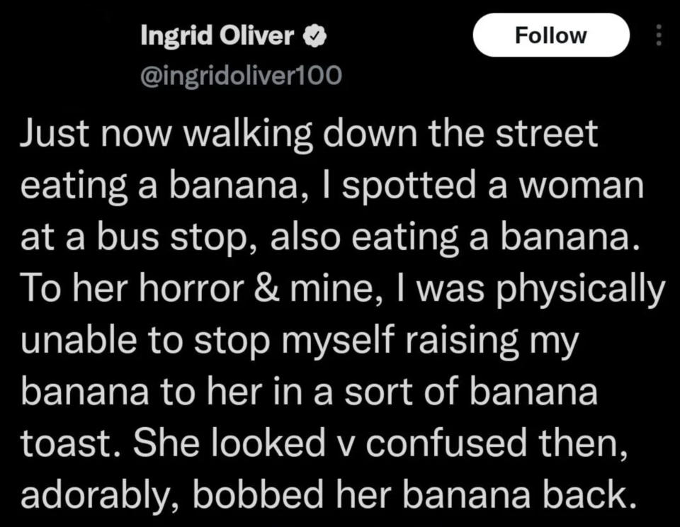 A woman eating a banana spotted a woman at a bus stop also eating a banana, and as she was raising her banana, they looked at each other; the other woman, thinking it was a "banana toast," looked confused and then raised her banana back