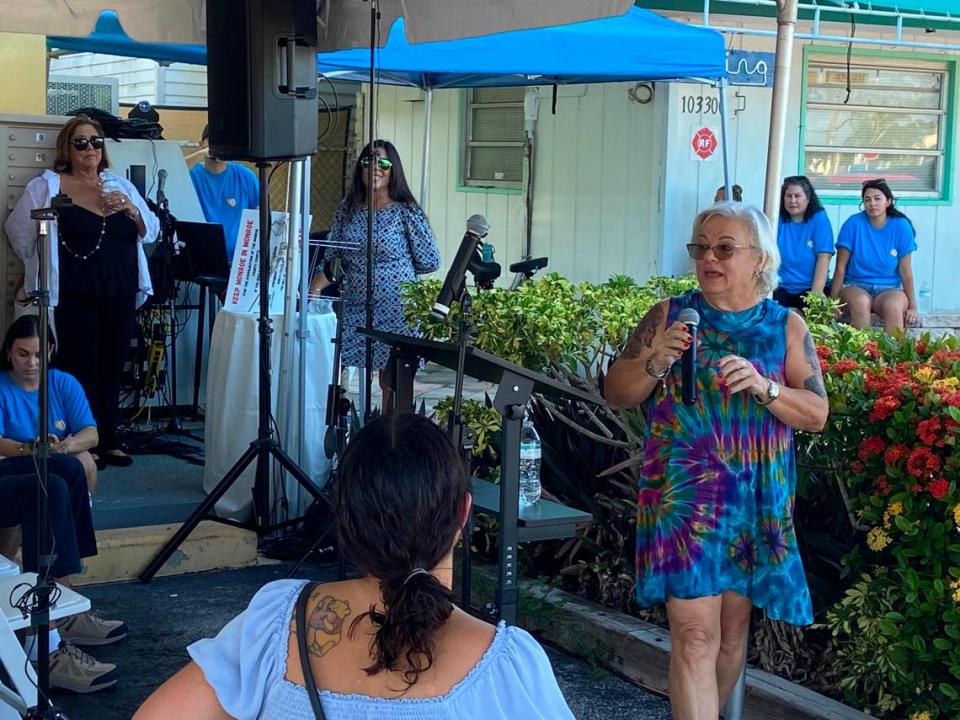 La abogada defensora de los Cayos de Florida Elena Vigil-Fariñas habla durante un mitin frente a un restaurante cubano en Cayo Largo en protesta contra una propuesta para fusionar los distritos judiciales de la Florida.