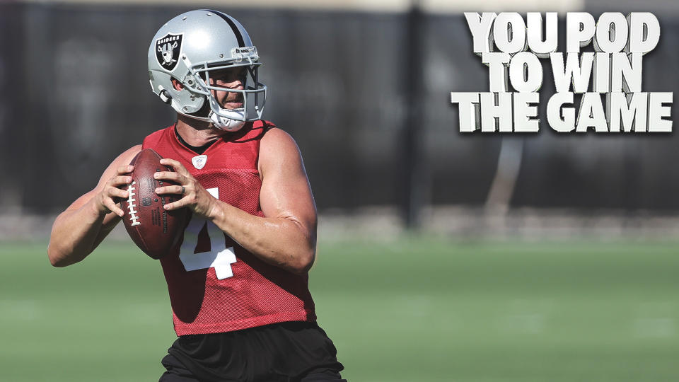 Las Vegas Raiders QB Derek Carr participa en ejercicios de lanzamiento durante el campamento de entrenamiento en Henderson, NV.  (Foto de Ethan Miller/Getty Images)