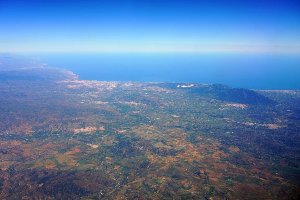 <span class="caption">vista aérea de la costa de Málaga y el Mar de Alborán.</span> <span class="attribution"><a class="link " href="https://www.shutterstock.com/es/image-photo/aerial-view-malaga-alboran-sea-port-1399771403" rel="nofollow noopener" target="_blank" data-ylk="slk:Shutterstock / EQRoy;elm:context_link;itc:0;sec:content-canvas">Shutterstock / EQRoy</a></span>