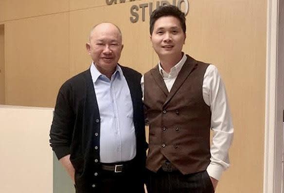 吳宇森（左）與人人娛樂CEO廖寶軍（右）合作，打算將《赤壁》改編成大網劇。（人人娛樂提供）