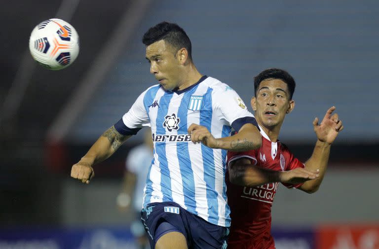 Nery Dominguez cabecea durante el 1-1 de Racing frente a Rentistas en Uruguay; la Academia es anfitrión esta noche del oponente más difícil del grupo, São Paulo.