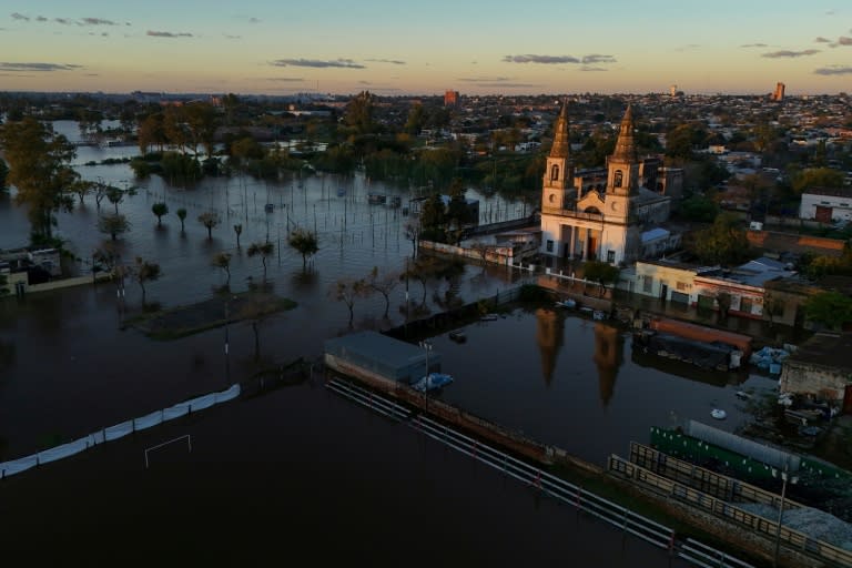 Vista aérea de calles inundadas en Paysandú, Uruguay, el 13 de mayo de 2024, después de que el río Uruguay se desbordara tras las fuertes lluvias en el sur de Brasil (Daniel RODRIGUEZ)