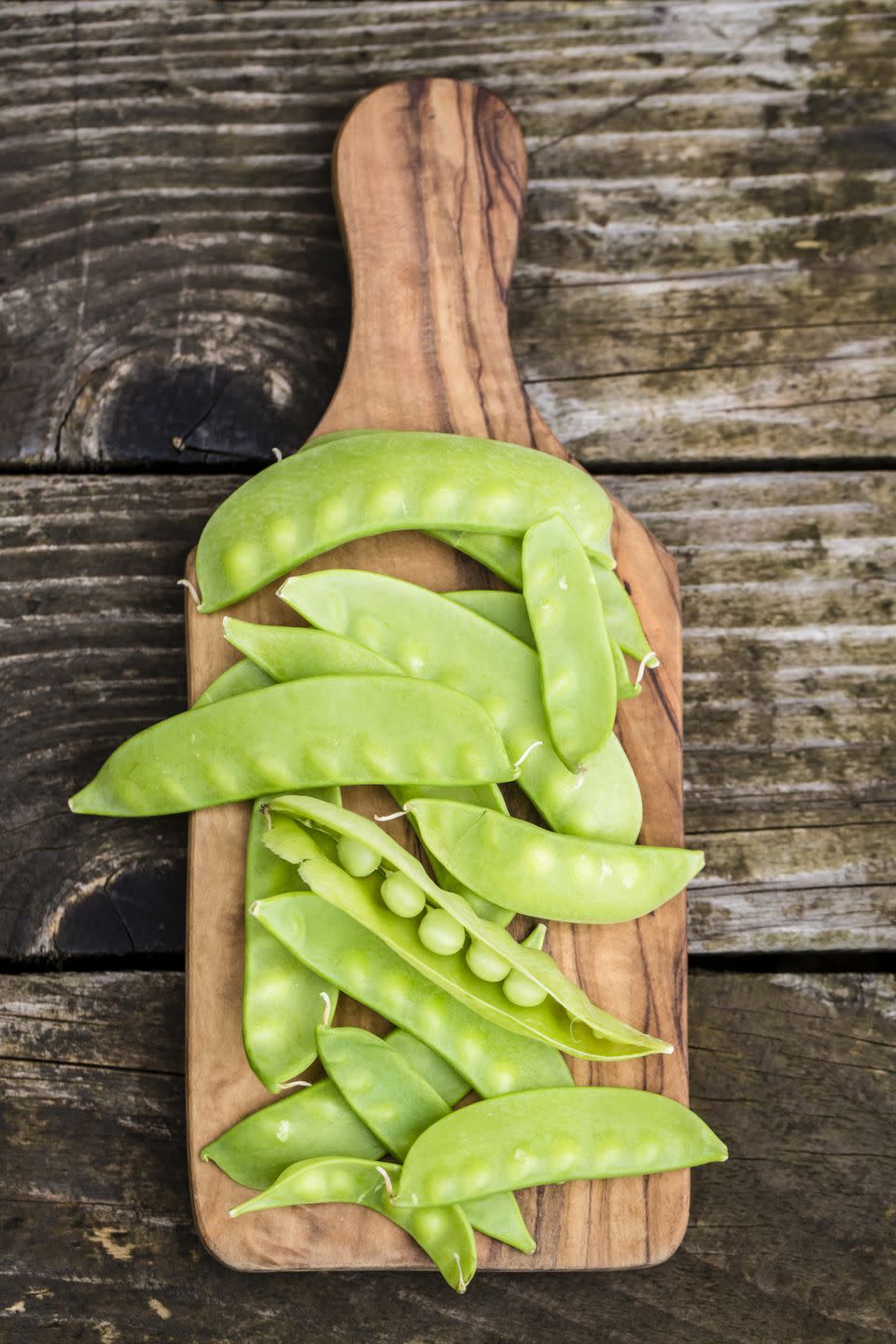 snow peas on chopping board