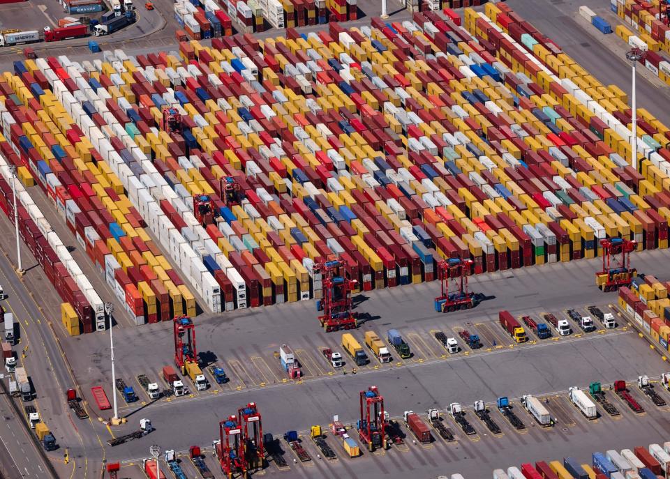 Container werden auf dem Container Terminal von Eurogate im Hafen von Hamburg umgeschlagen. - Copyright: picture alliance/dpa | Christian Charisius