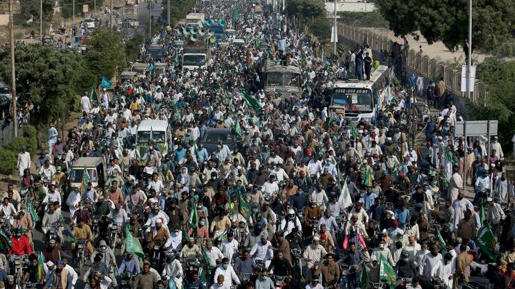 In Karachi, der bevölkerungsreichsten Stadt des Landes, verbrannten Demonstranten am Samstag französische Flaggen und trampelten auf Postern von Präsident Emmanuel Macron herum. Foto: dpa