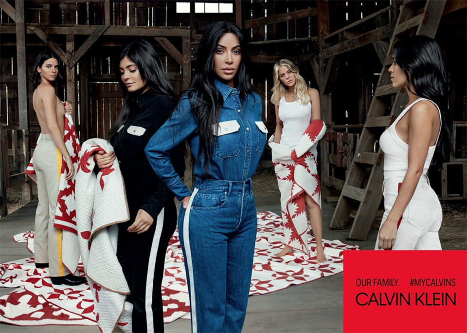 <p>Aunque Kylie Jenner aún no haya confirmado oficialmente su embarazo, esta campaña es otra prueba más de que será mamá próximamente. Y es que la pequeña del clan es la única que oculta su barriguita en las imágenes de Calvin Klein. (Foto: <a rel="nofollow noopener" href="https://www.calvinklein.es/mycalvins" target="_blank" data-ylk="slk:Calvin Klein;elm:context_link;itc:0;sec:content-canvas" class="link ">Calvin Klein</a>). </p>