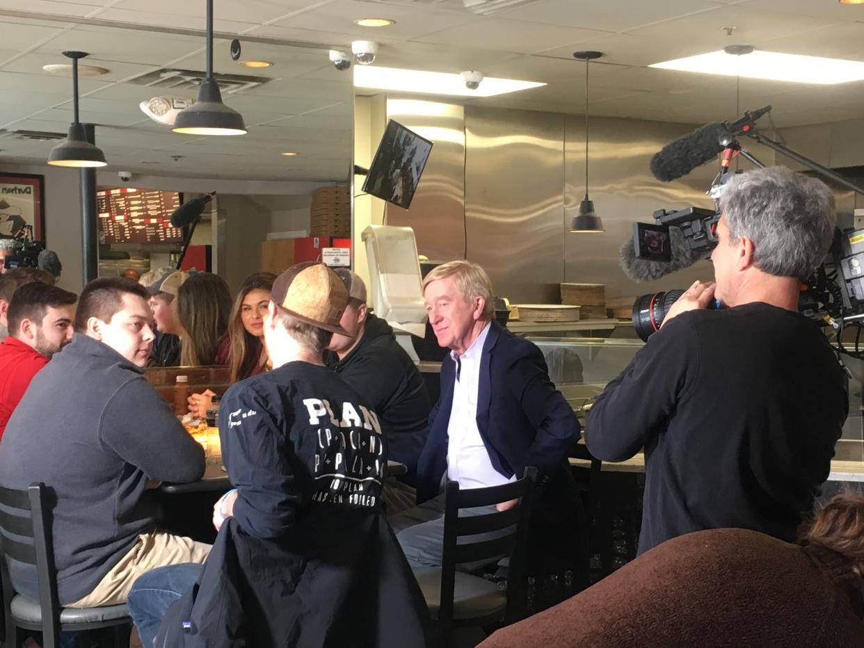 Former Massachusetts Gov. Bill Weld woos University of New Hampshire students over pizza and soft drinks. Weld is preparing to run against President Donald Trump in the 2020 GOP primaries. (Photo: S.V. Date/HuffPost)