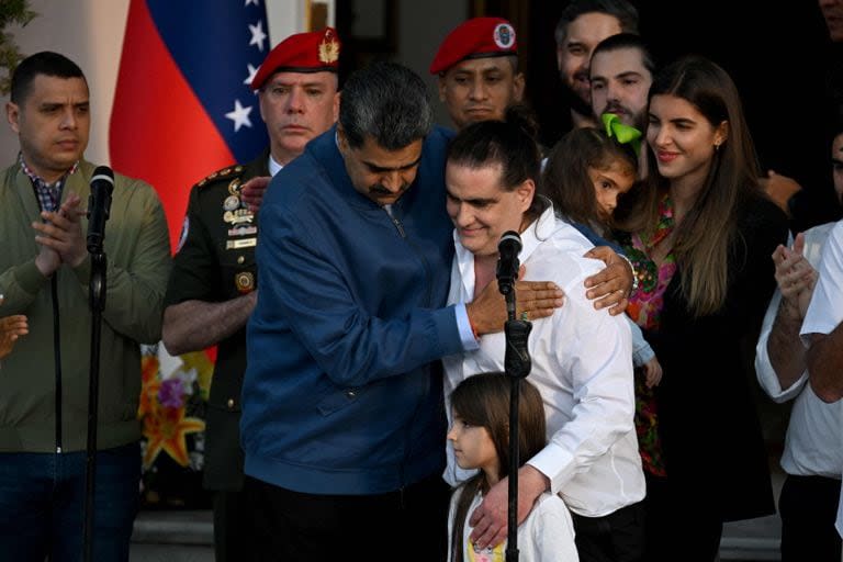 El presidente Nicolás Maduro abraza al empresario Alex Saab en el Palacio de Miraflores, en Caracas. (Federico Parra / AFP)