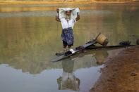 La vida de estas mujeres está marcada por sus collares ya que casi nunca se los quitan, ni para dormir, ni para dar a luz, ni para lavarse. La fotografía recoge a Prain aseándose en el lago tras volver de Tailandia.