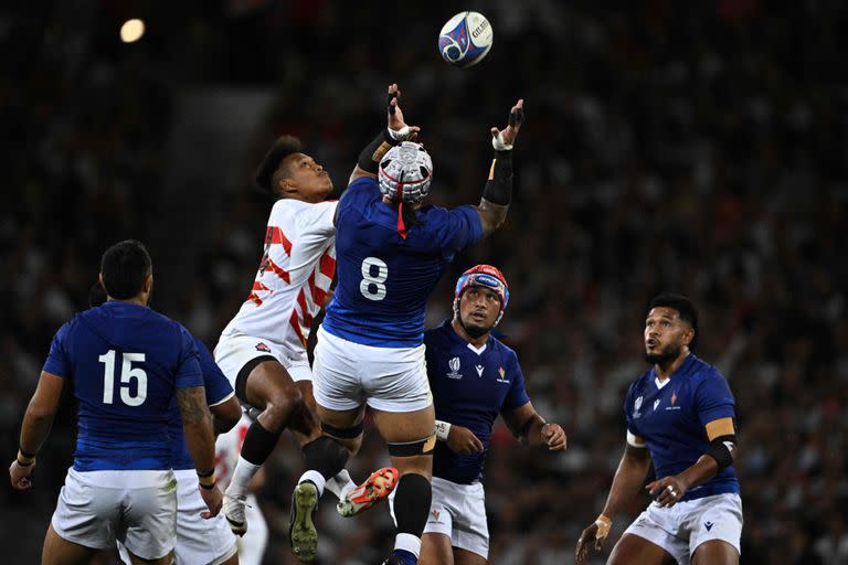 Matsushima y Sa Jordan Taufua van por una pelota aérea; el conjunto nipón fue superior en el primer tiempo y a los samoanos no les alcanzó la reacción en el segundo.