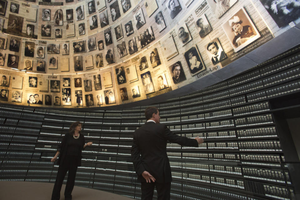 Der französische Premierminister Manuel Valls besucht während eines Israel-Aufenthaltes die Holocaust-Gedenkstätte Yad Vashem in Jerusalem. (Heidi Levine/UPI Photo via Newscom/ddp image)