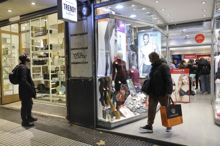 El Día del Empleado de Comercio cierran distintos negocios, como los locales de ropa