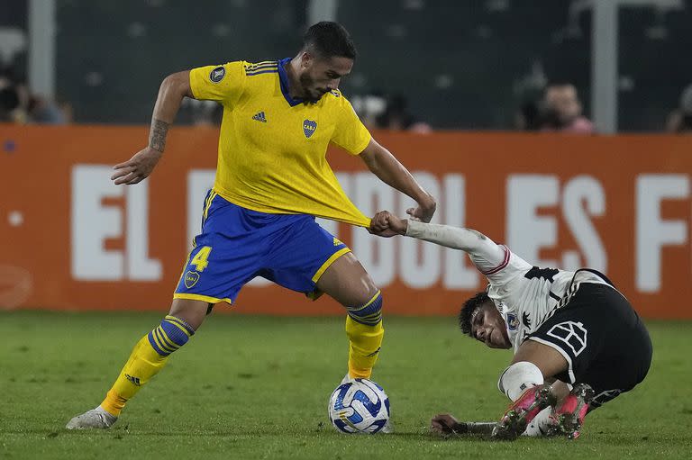 Nicolás Figal marca a Cesar Fuentes, de Colo-Colo; el exIndependiente es uno de los puntos fuertes defensivos del equipo de Almirón