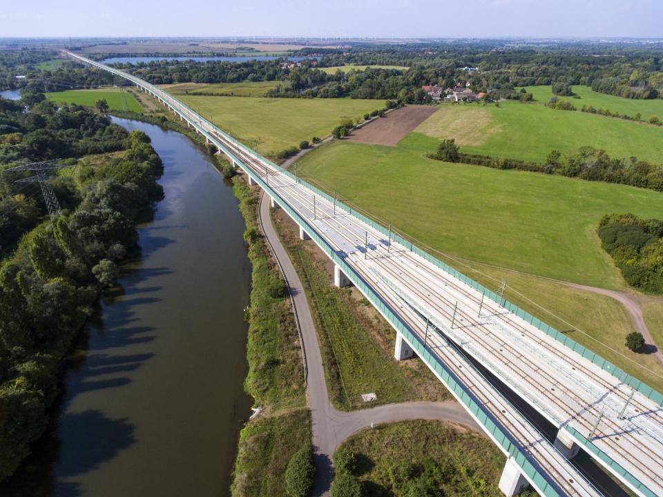 Die Saale-Elster Talbrücke ist mit rund sechs Kilometern eine der längsten Fernbahnbrücken Europas. - Copyright: picture alliance / Jochen Eckel | Jochen Eckel