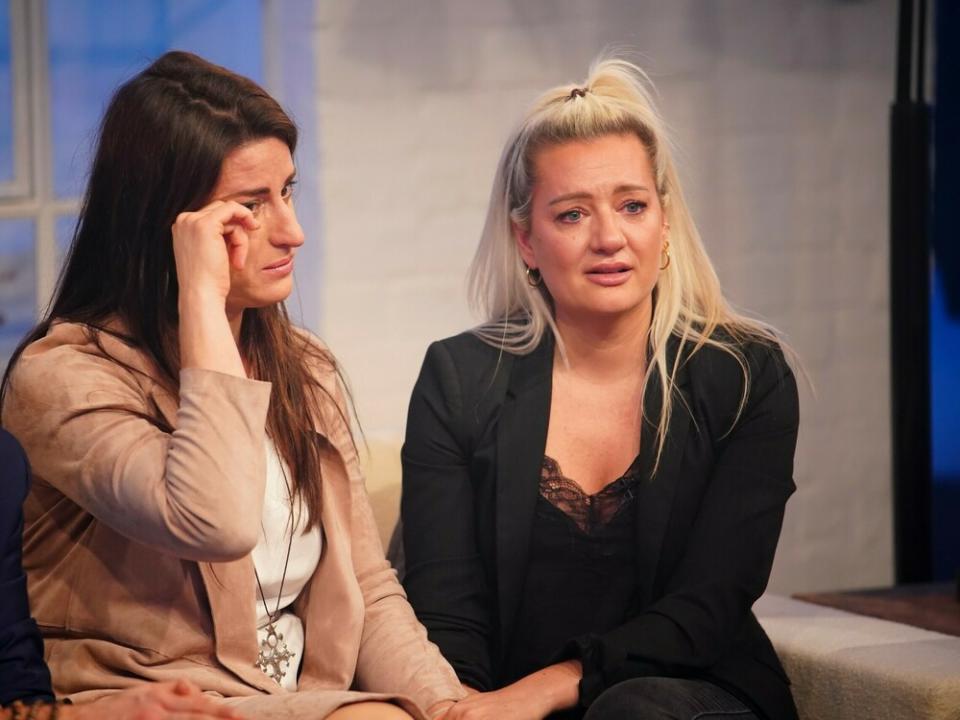 Gracia Baur und Juliette Schoppmann sind zu Tränen gerührt. (Bild: TVNOW / Stefan Gregorowius)