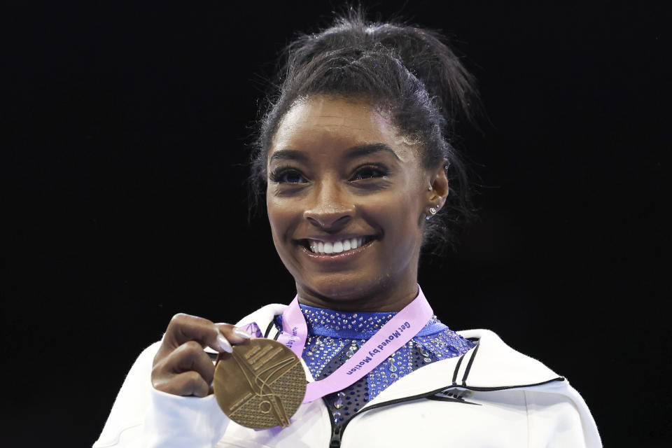 拜爾絲（Simone Biles）6日在世界競技體操錦標賽（Artistic Gymnastics World Championships）奪下第6面個人全能項目金牌。（美聯社）