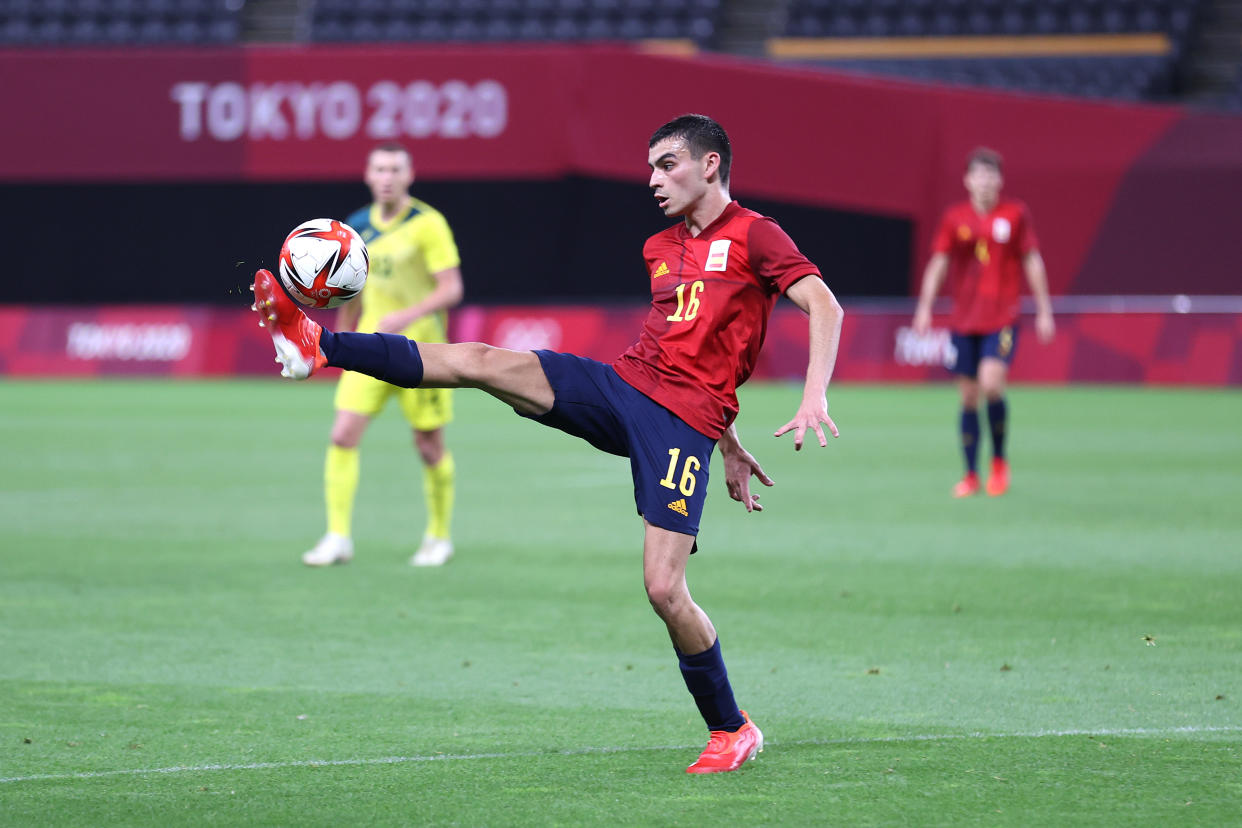 SAPPORO, JAPAN - JULY 25: Pedri Gonzalez #16 of Team Spain controls the ball during the Men's First Round Group C match between Australia and Spain on day two of the Tokyo 2020 Olympic Games at Sapporo Dome on July 25, 2021 in Sapporo, Hokkaido, Japan. (Photo by Masashi Hara/Getty Images)