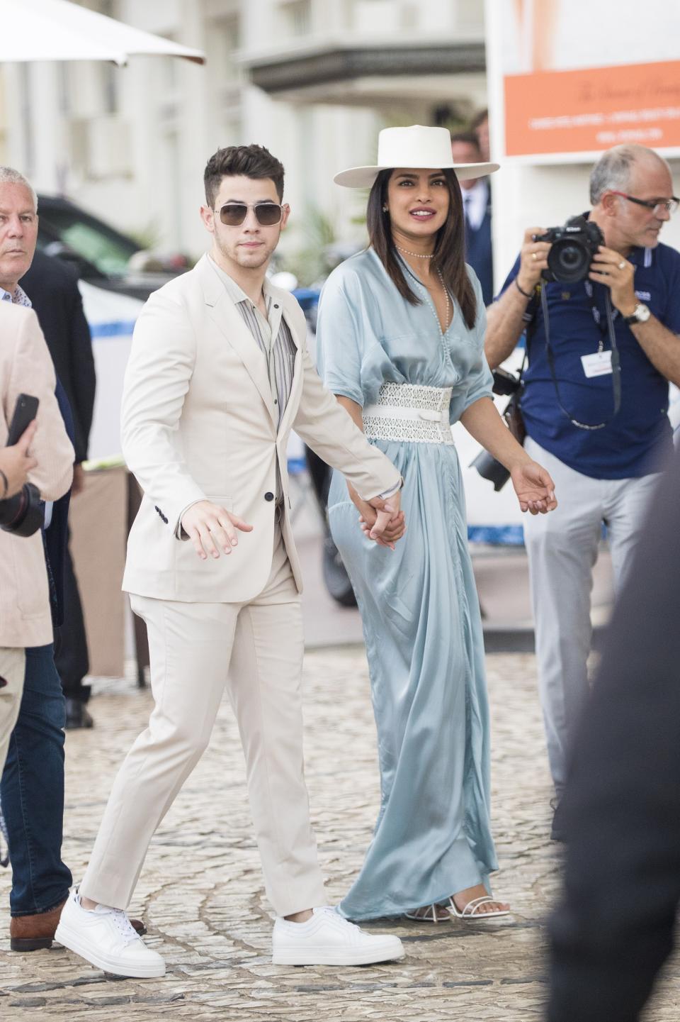 Le jeune couple dans les rues de Cannes