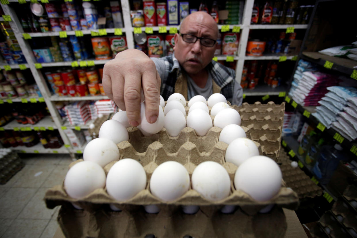 Huevo, un producto elemental en la alimentación mexicana, actualmente está por las nubes. En la fotografía, un locatario de la Central de Abastos despecha este alimento en enero de 2019.  (REUTERS/Daniel Becerril)