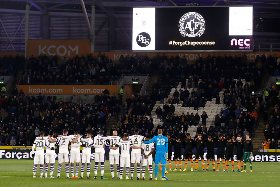 Die Fußballer aus Hull City und Newcastle gedenken vor ihrem Spiel im Kingston Communications Stadion in Großbritannien mit einer Schweigeminute der Opfer des Flugzeugabsturzes in Kolumbien, bei dem unter anderem die Spieler und Betreuer des brasilianischen Erstligisten AF Chapecoense ums Leben kamen. (Bild: Action Images über Reuters/Lee Smith Livepic)