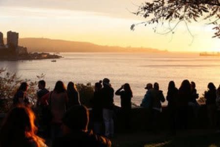 People look out towards the ocean on Cerro Castillo hill, after a mass evacuation of the entire coastline during a tsunami alert after a magnitude 7.1 earthquake hit off the coast in Vina del Mar, Chile April 24, 2017 REUTERS/Rodrigo Garrido