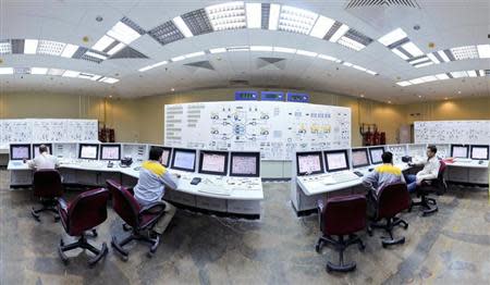 EDITORS' NOTE: Reuters and other foreign media are subject to Iranian restrictions on their ability to film or take pictures in Tehran. Russian (L and R) and Iranian operators monitor the nuclear power plant unit in Bushehr, about 1,215 km (755 miles) south of Tehran, November 30, 2009. REUTERS/ISNA/Mehdi Ghasemi