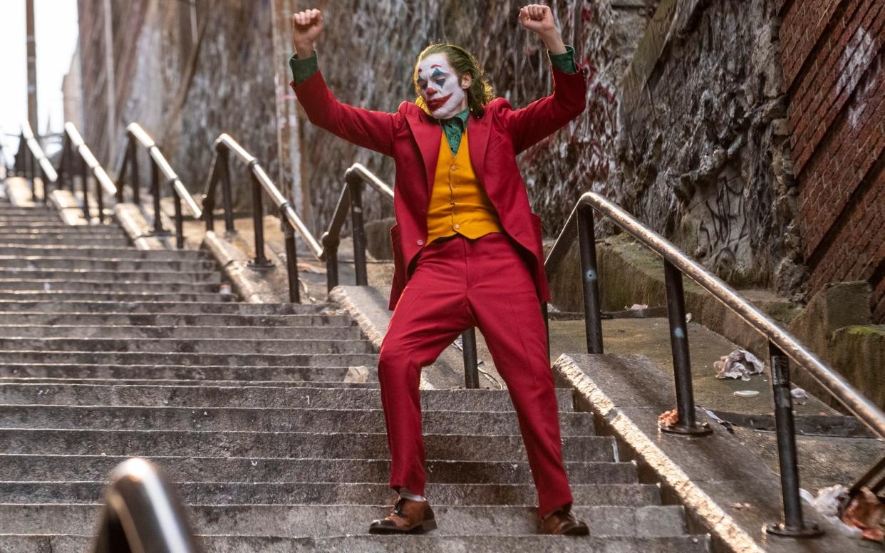 Arthur Fleck alias "Joker" kehrt im Oktober 2024 zurück. Erneut wird Joaquin Phoenix die Rolle des finsteren Clowns übernehmen. (Bild: Warner Bros. Pictures Germany)