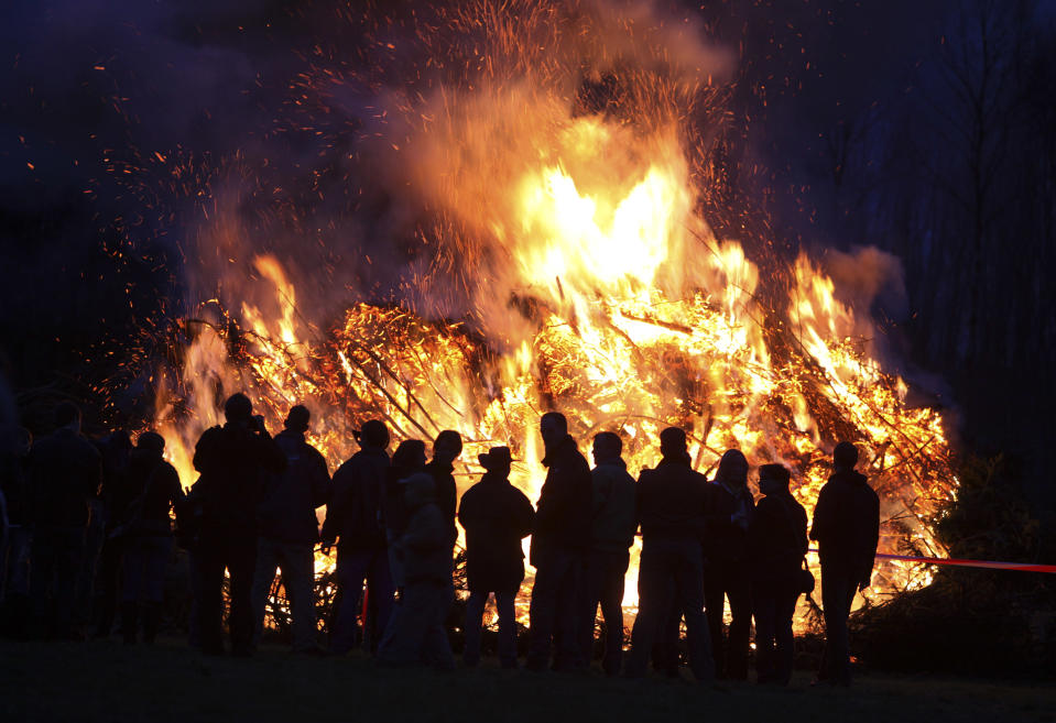 Osterfeuer in Oberhaeuslingen in der Nähe von Siegen (Foto: REUTERS/Ralph Orlowski) 