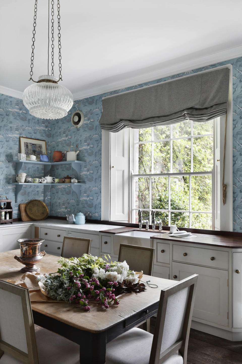 KEEP WALLS CLEAR FOR A RELAXED, SPACIOUS KITCHEN