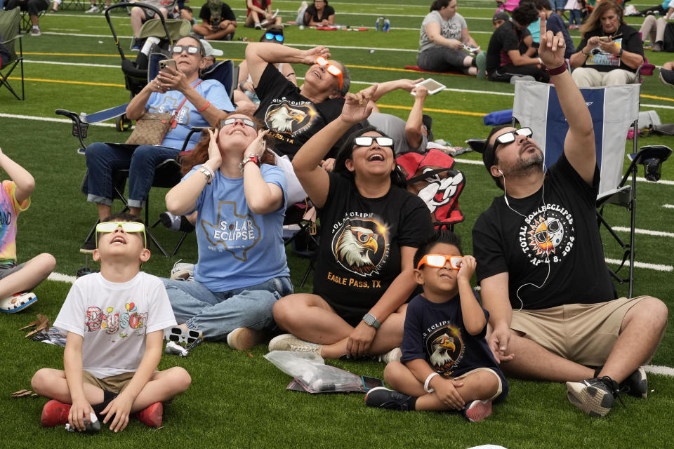 Varias personas observan mientras la Luna cubre parcialmente al Sol durante un eclipse solar total, el lunes 8 de abril de 2024, visto desde Eagle Pass, Texas. (AP Foto/Eric Gay)