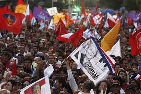 Supporters of Chilean presidential candidate Michelle Bachelet celebrate after hearing the results of the second round vote at a hotel in Santiago, December 15, 2013. REUTERS/Ivan Alvarado