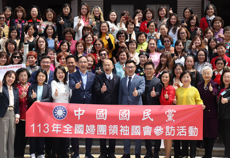 朱立倫出席全國婦女團體領袖國會參訪活動 國民黨全國婦女團體領袖22日到立法院參訪，黨主席 朱立倫（前左5）也受邀出席，與立法院長韓國瑜 （前右7）、副院長江啟臣（前右6）等人一同與婦女 團體相見歡，共同合影留念。 中央社記者王飛華攝  113年3月22日 