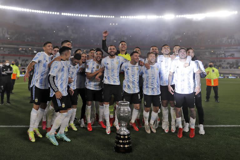 Los jugadores de Argentina celebran con el trofeo de la Copa América tras derrotar a Bolivia 