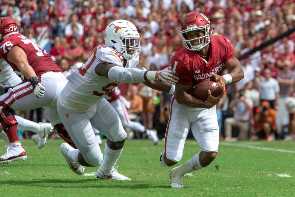 DALLAS, TX - OCTOBER 06: Oklahoma Sooners quarterback Kyler Murray (1) tries to scramble around Texas Longhorns defensive lineman Charles Omenihu (90) during the Big 12 Conference Red River Rivalry game on October 6, 2018 at Cotton Bowl Stadium in Dallas, Texas. (Photo by William Purnell/Icon Sportswire via Getty Images)