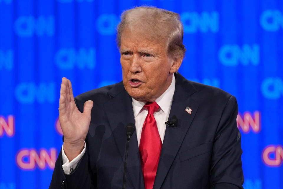 El precandidato presidencial republicano, el expresidente Donald Trump, habla durante un debate con Joe Biden organizado por CNN, el jueves 27 de junio de 2024, en Atlanta. (AP Foto/Gerald Herbert)