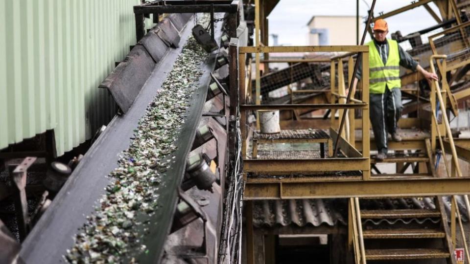 Fragmentos de vidrio en una planta de reciclaje en Francia.